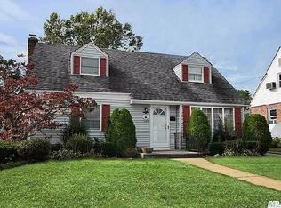 1069 Park Ln N, Franklin Square, NY 11010