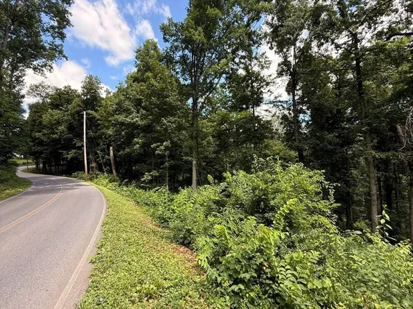 12 Cherokee Dr, Dandridge, TN 37725