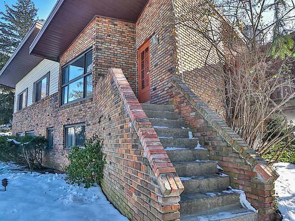 3rd image of 1045 Clifton Hills Ave