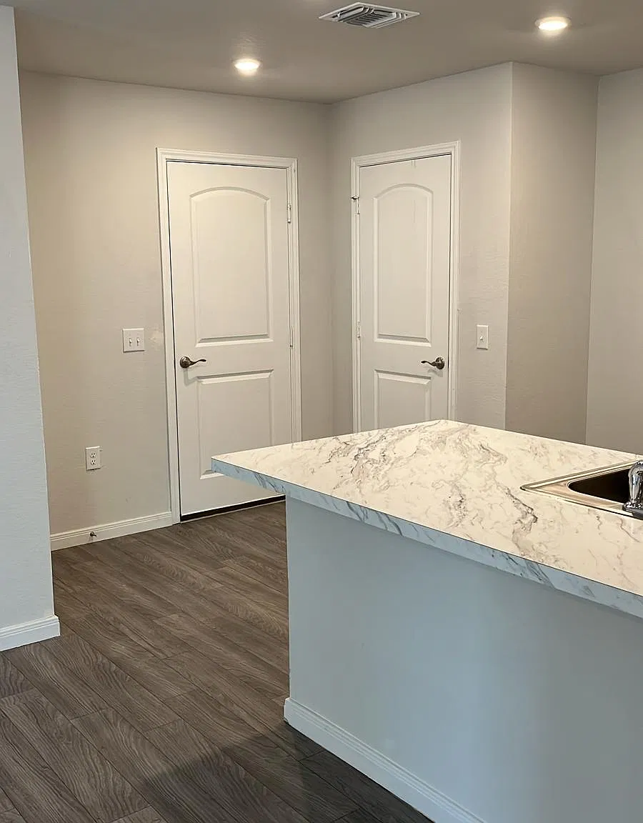 5 bed, 2408 sqft, $2,100 — Photo 4