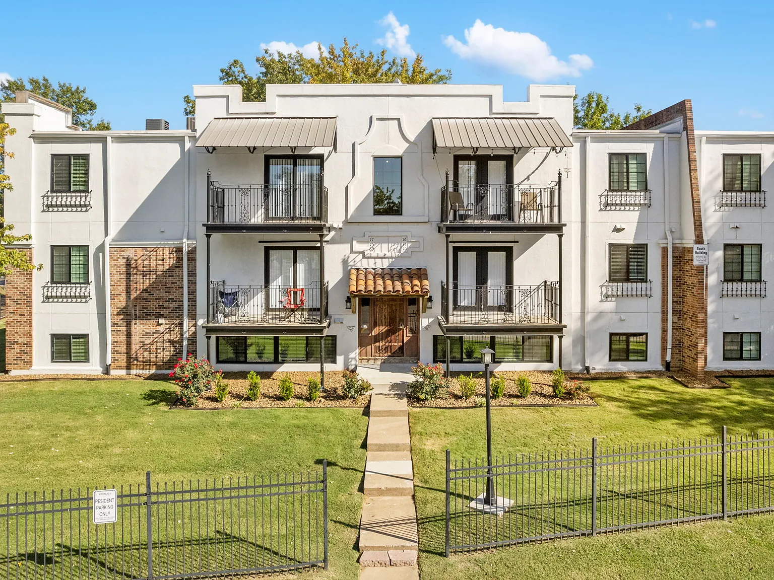 Vineyards on Garland Apartments — Photo 3