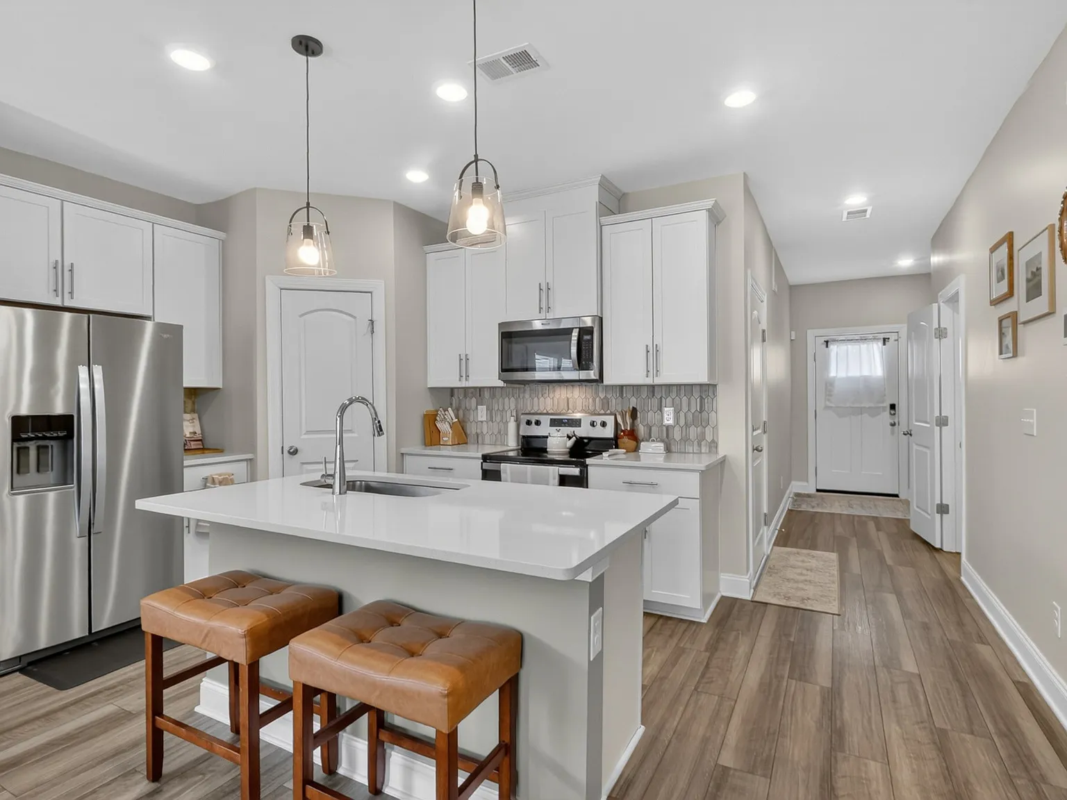 3 bed, 2.5 bath, 1700 sqft, $2,500 — Photo 3