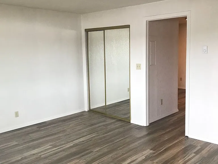335 SW 4th St — Photo 3