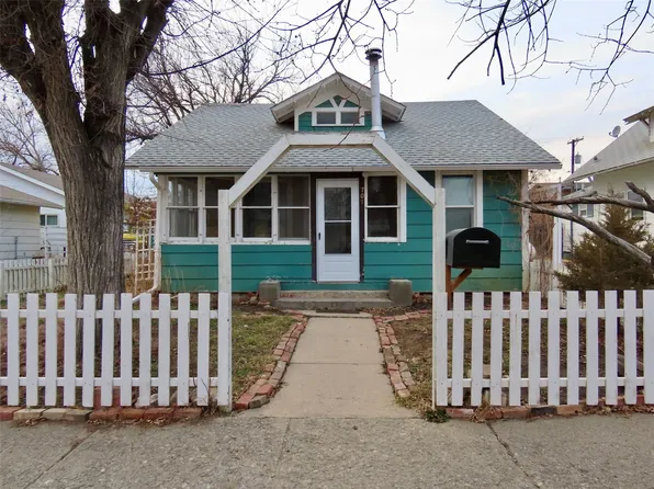 707 1st St E, Roundup, MT 59072