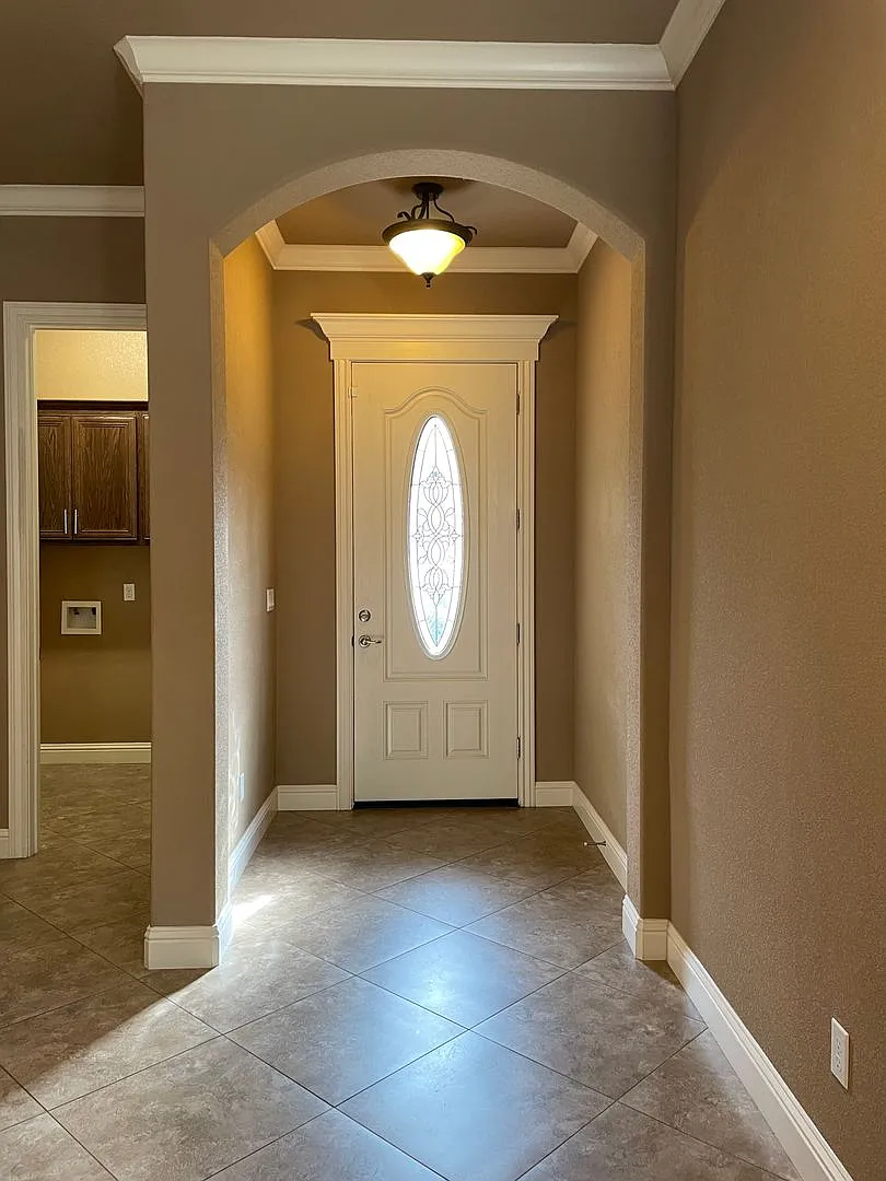 Absolutely Gorgeous 3 br 2.5 ba in a Gated Community — Photo 2