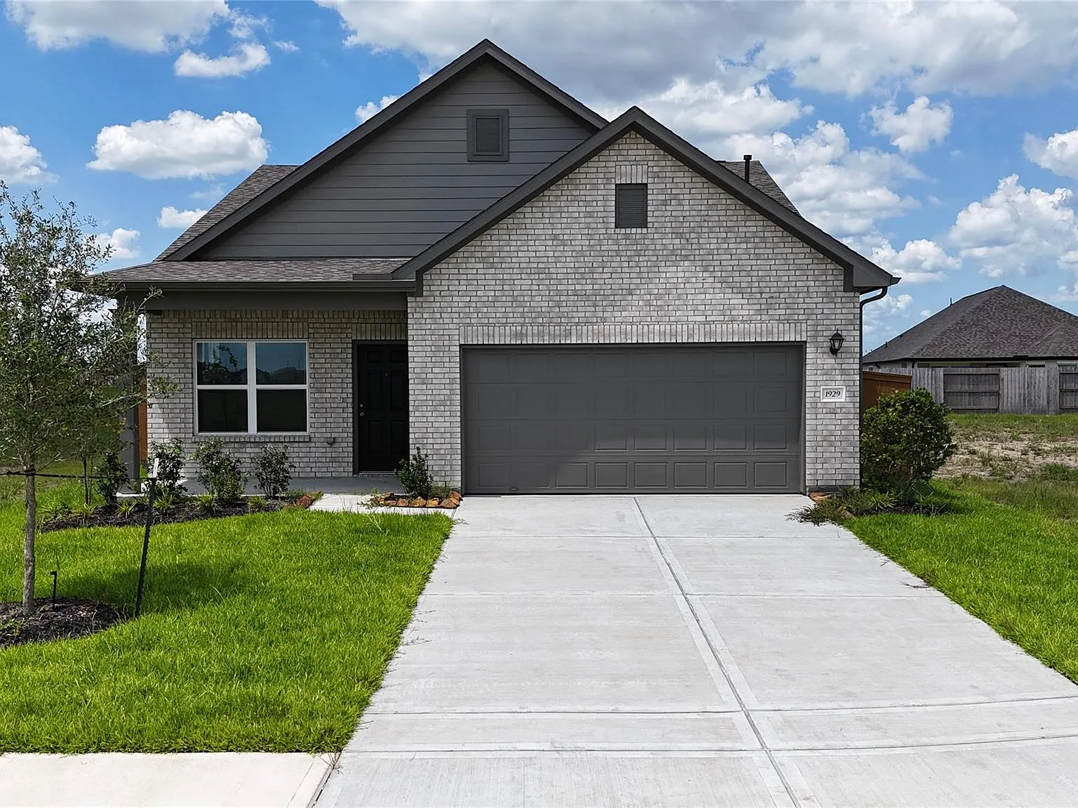 3 bed, 2.0 bath, 1501 sqft, $2,300 — Photo 1