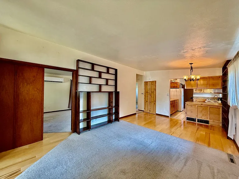 225 N Institute St — Photo 3