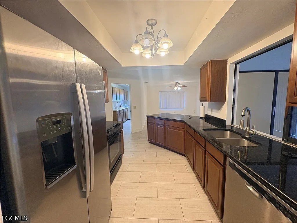 3 bed, 2.0 bath, 1632 sqft, $2,000 — Photo 3