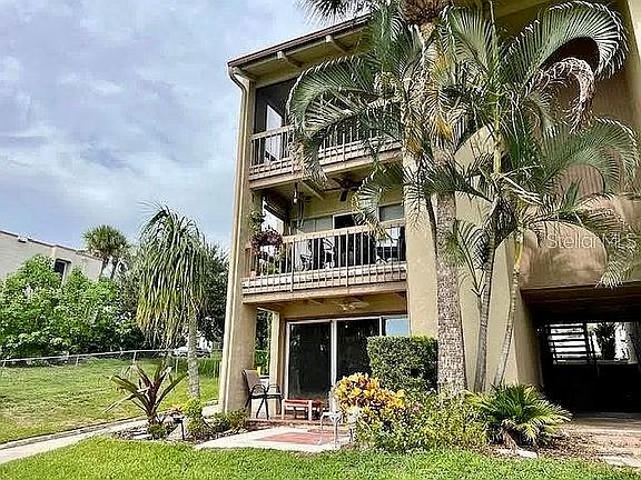 Second floor balcony offer privacy and an amazing lakeview
