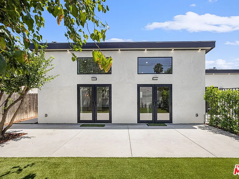 7933 Zelzah Ave — Photo 25