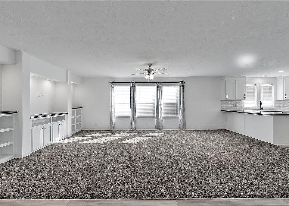 Living Room w/built-ins 