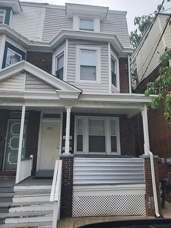 3 bed, 1.0 bath, 876 sqft, $1,900 — Photo 1