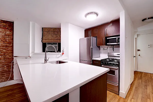 Rented by Urbane Brokerage | media 9