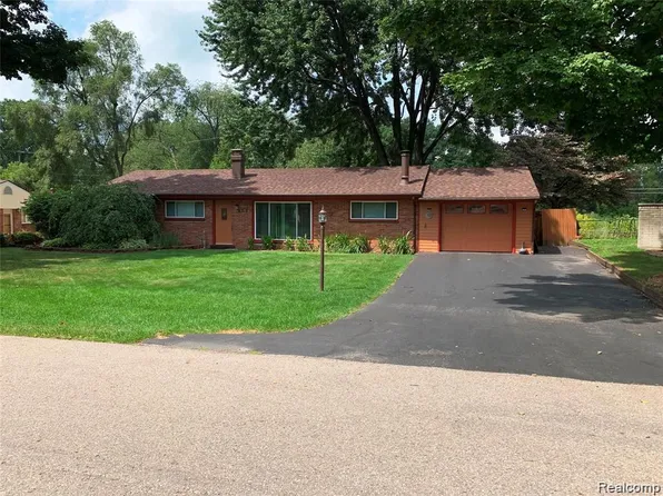 1693 Ashstan Dr, Walled Lake, MI 48390
