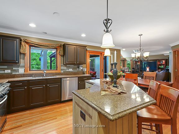 3rd image of 584 Saratoga Dr
