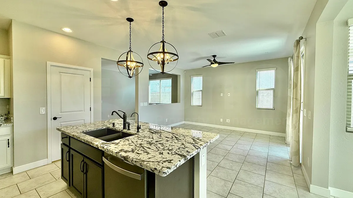2 bed, 2.0 bath, 1361 sqft, $1,799 — Photo 3