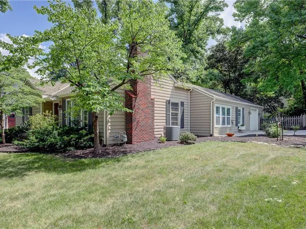 5833 Alhambra Dr, Fairway, KS 66205
