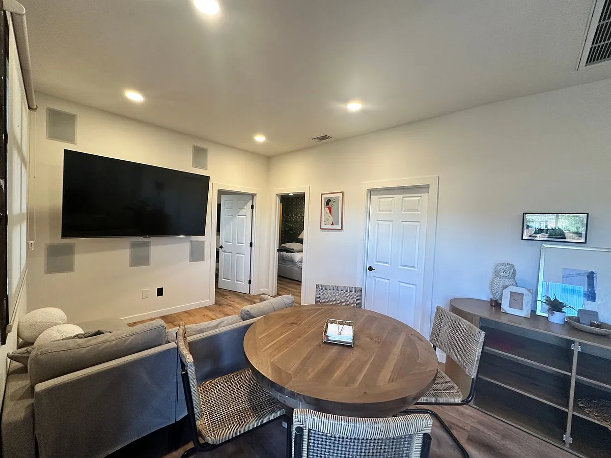 Building Photo - 2587 Palm Ave #G