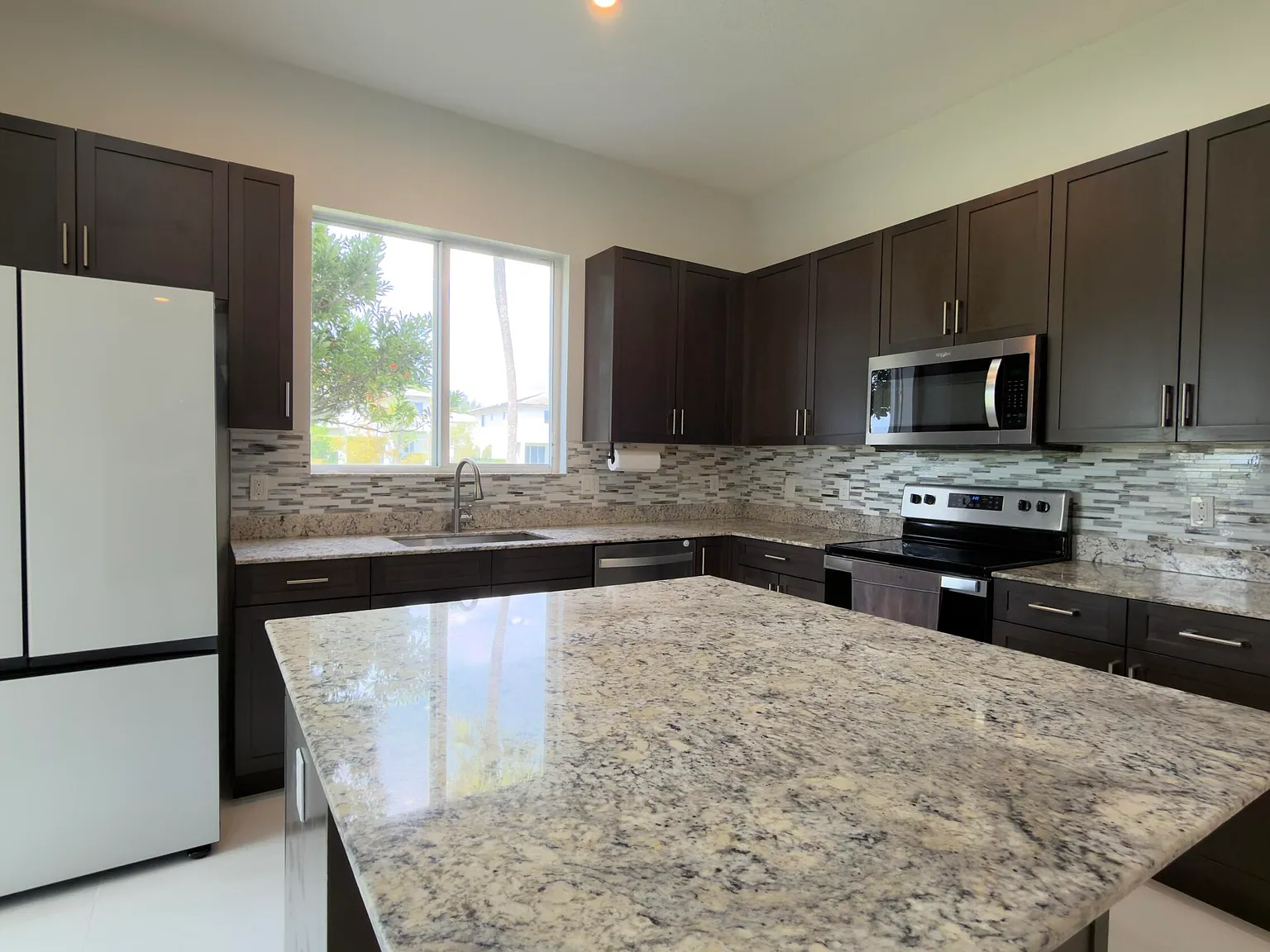 4 bed, 3.5 bath, 2008 sqft, $3,395 — Photo 4