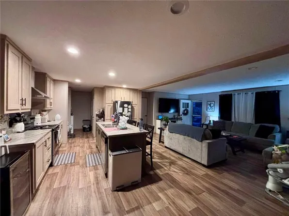 213 S Walnut St, Centerview, MO 64019