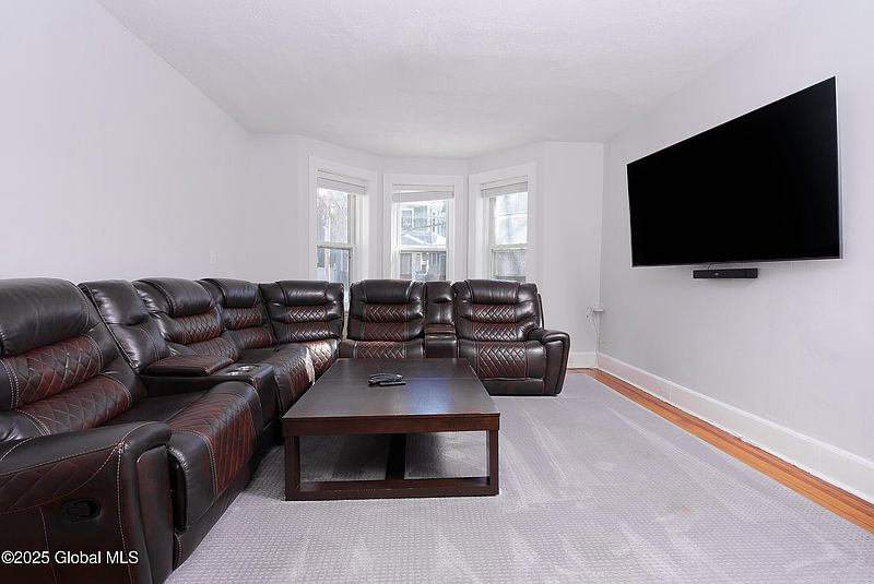4th image of 1045 University Place