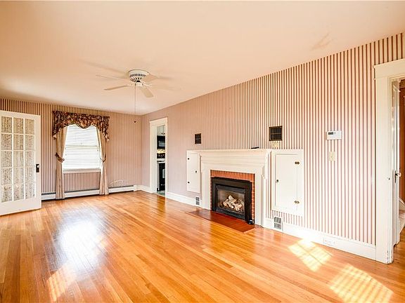 5th image of 20 Dudley Ave N