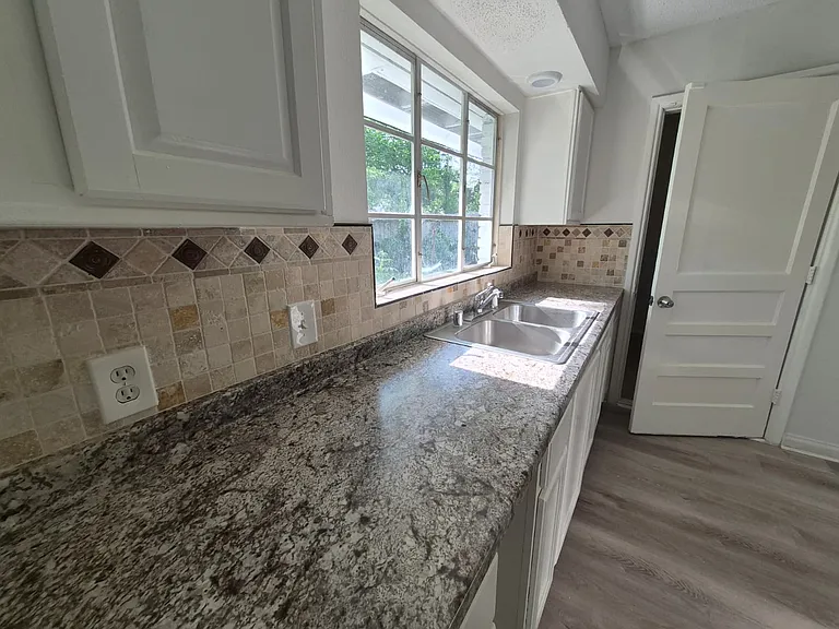 10221 Bretton Dr — Photo 5