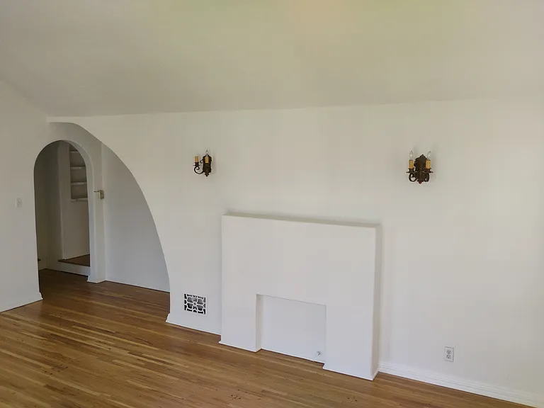 216 1/4 S Poinsettia Pl — Photo 4