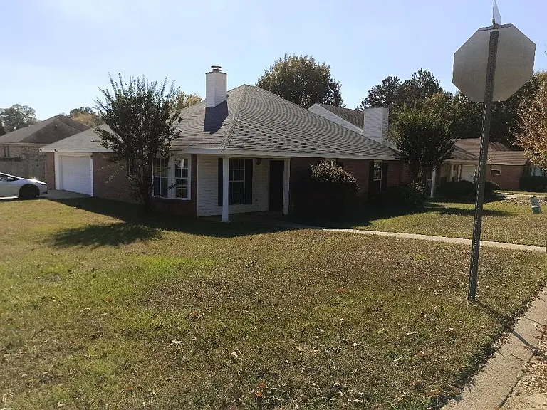 203 Sunchase Dr — Photo 2