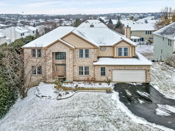 8 Valhalla Ct, Lake In The Hills, IL 60156
