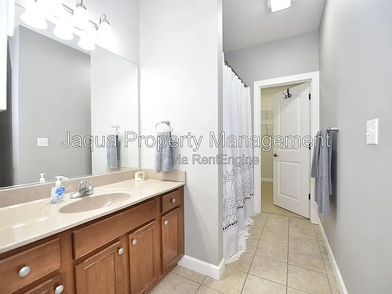 380 Market Pl — Photo 8