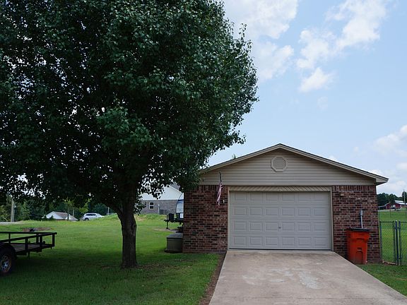 3rd image of 20 W Clover Leaf Dr