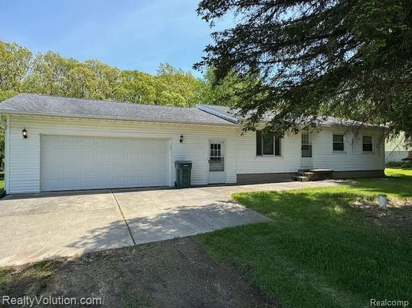2210 Landmark Dr, Lapeer, MI 48446