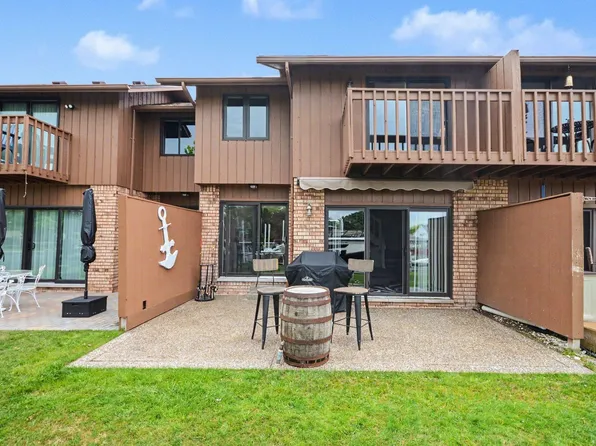 7202 Harbor Dr, Algonac, MI 48001