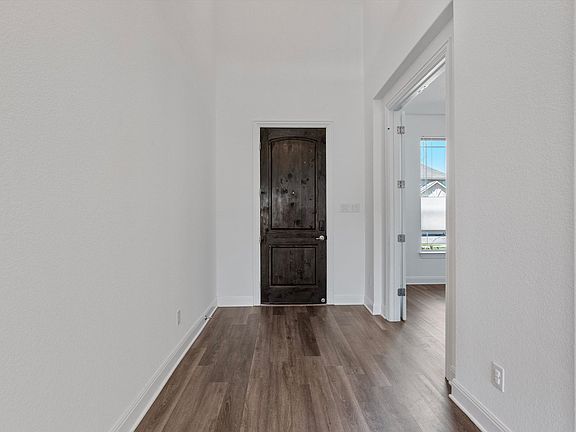 3rd image of 724 Landing Ln
