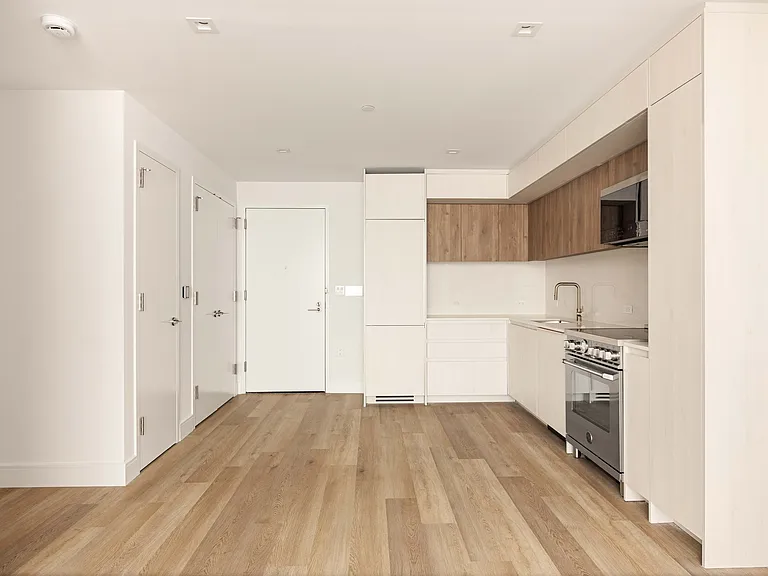 644 E 14th St #1505 — Photo 3