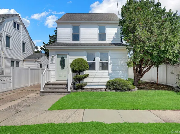 15 Stratford Avenue, Williston Park, NY 11596
