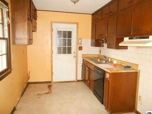 4th image of 8015 Ella Ave