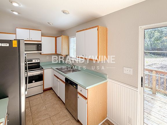 5th image of 132 E 8th St