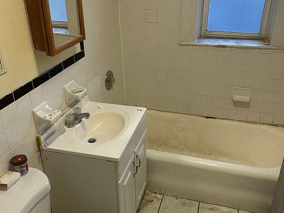 2nd image of 41 Fabyan Pl #12