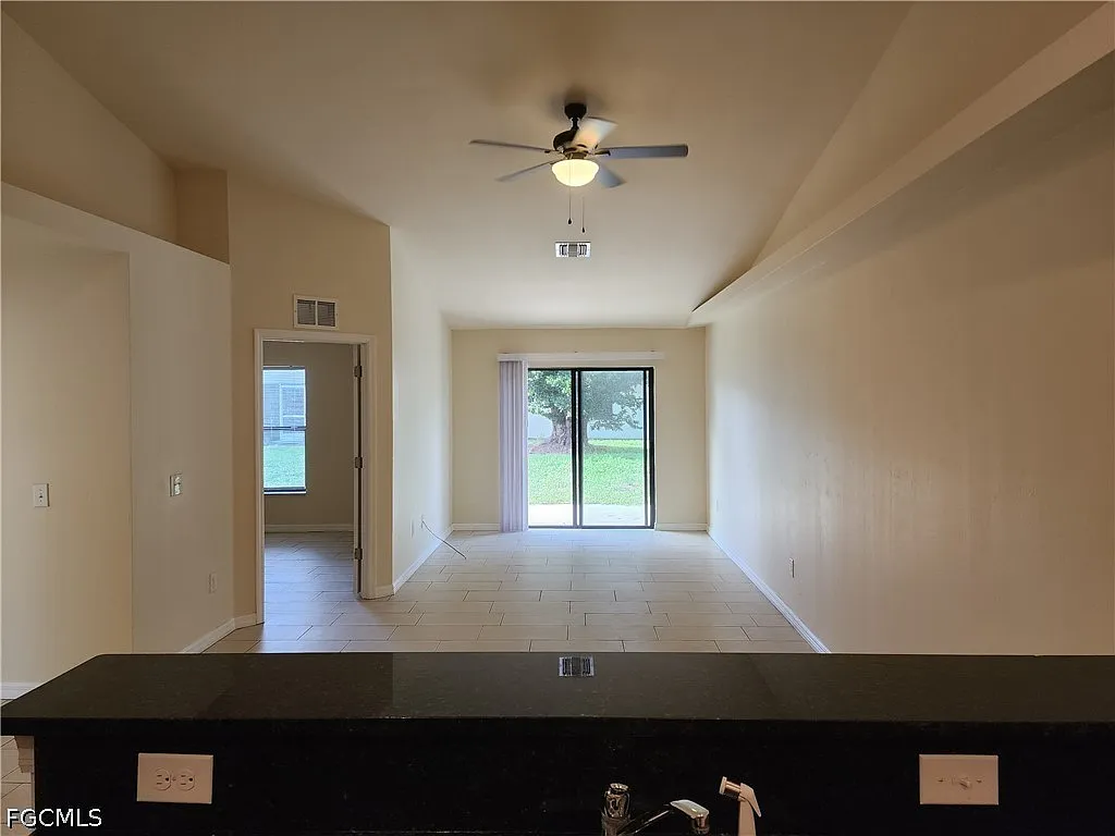 3 bed, 2.0 bath, 1209 sqft, $1,550 — Photo 4