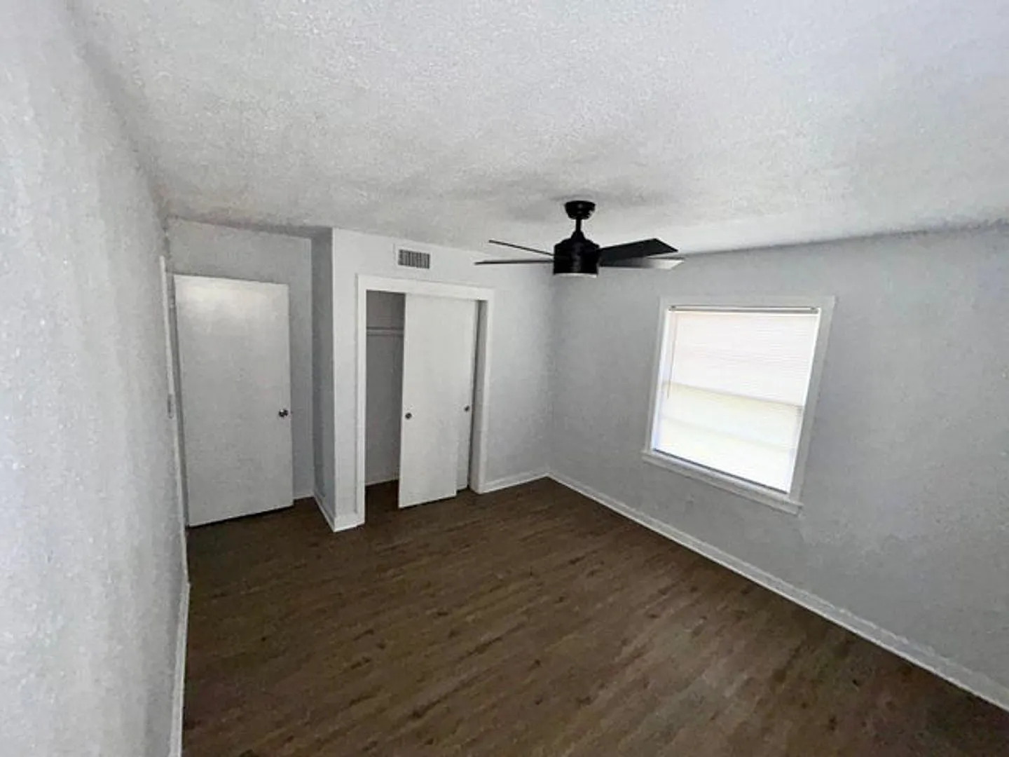 Quaint 4 bed 2 bath home — Photo 4