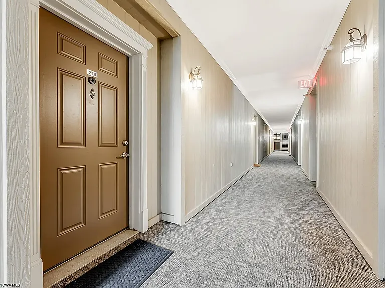 2511 Suncrest Vlg — Photo 2