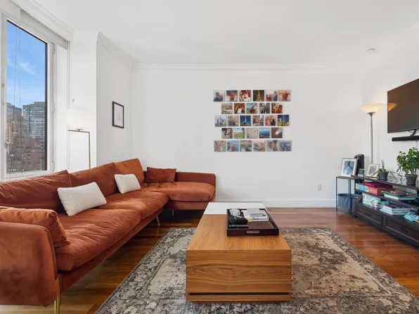 250 East 53rd Street 1403 image 2 of 9
