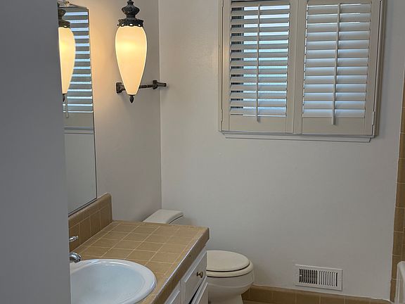 4th image of 2675 Latham Dr
