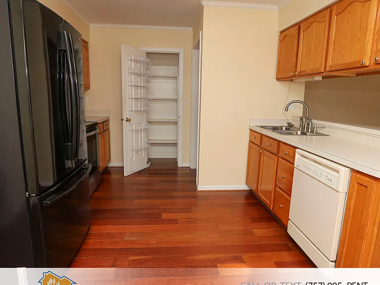 938 Churchill Ln — Photo 11