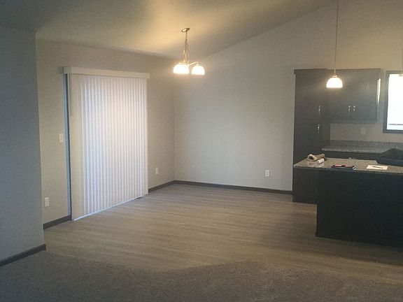 5th image of 737 Albert Dr W