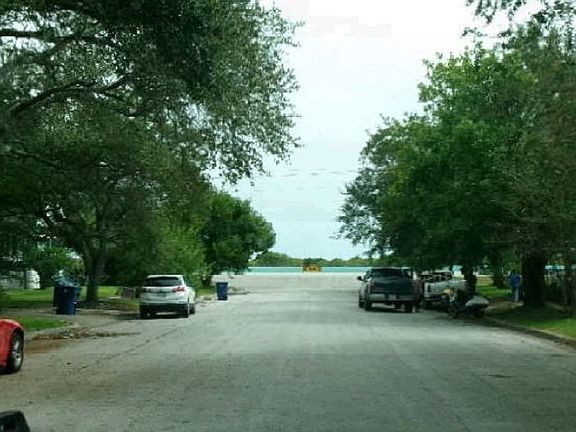 Exterior Neighborhood (street photo)