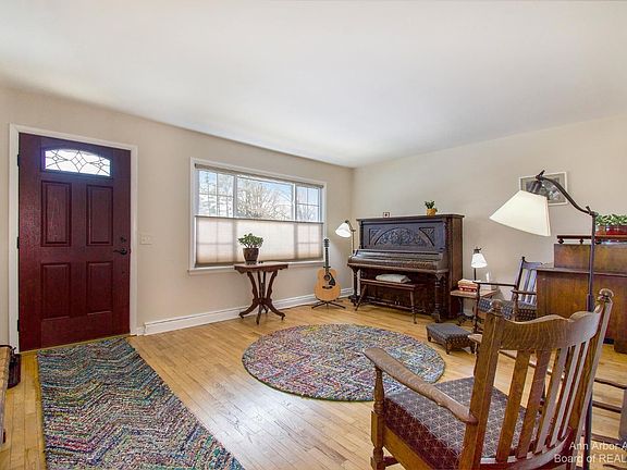 4th image of 140 Owens Ct