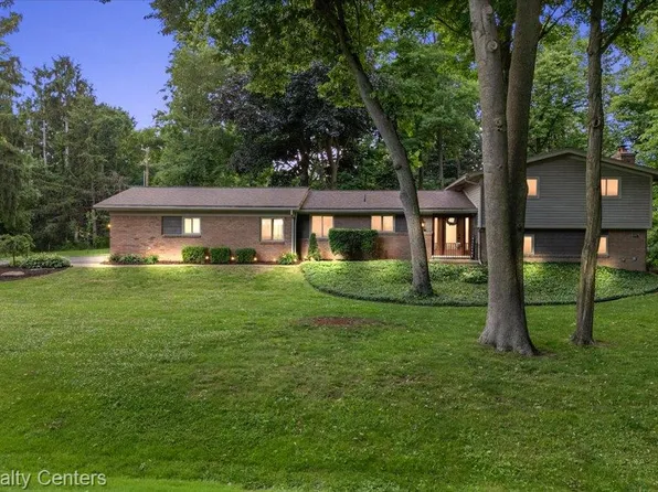 21201 E Chigwidden St, Northville, MI 48167